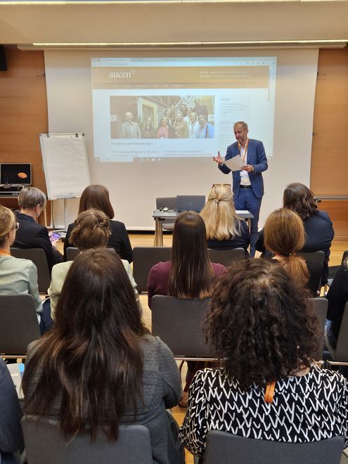 Peter Schlögl eröffnet das AUCEN Meeting