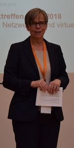 Gerda Müller begrüßt die AUCEN Teilnehmer_innen