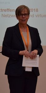 Begrüßung durch Sprechrein Gerda Müller Gerda Müller begrüßt die AUCEN Teilnehmer_innen
